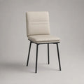Chaise de salle à manger rembourrée en similicuir PU beige avec dossier rectangulaire et pieds en acier noir, 45 × 53 × 83 cm