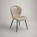 Chaise de salle à manger rembourrée en tissu beige avec dossier arrondi et pieds en acier noir, 50 × 58 × 86 cm