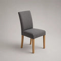 Chaise rembourrée grise en polyester avec dossier haut et pieds en bois, 45 × 55 × 97 cm