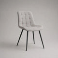 Chaise de salle à manger rembourrée en polyester gris clair avec dossier arrondi et pieds en acier noir, 50 x 57 x 82 cm