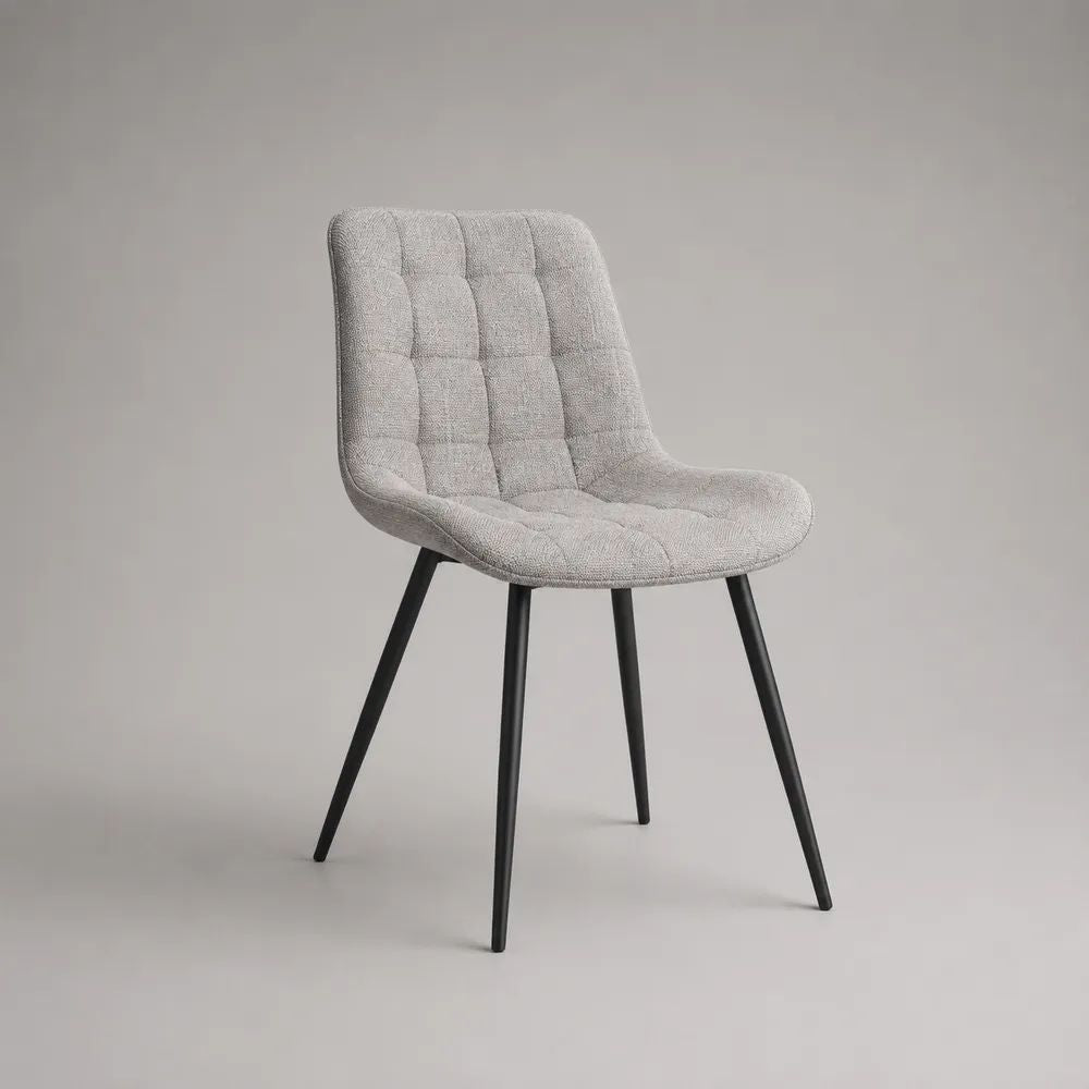 Chaise de salle à manger rembourrée en polyester gris clair avec dossier arrondi et pieds en acier noir, 50 x 57 x 82 cm